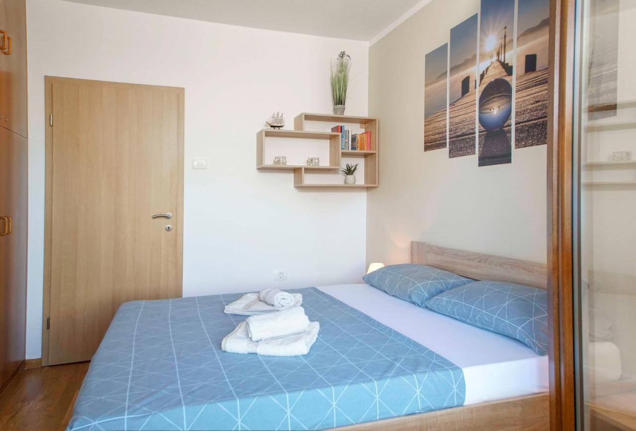 Apartmaji Pri Bosi Nogi Izola Exterior photo